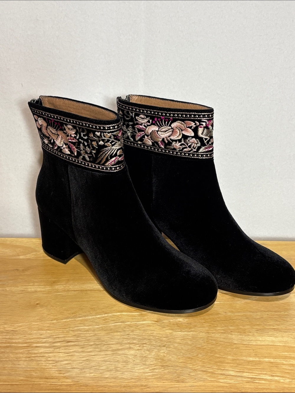 NWOT Bettye Muller Sibyl 3 Black Velvet Floral Embroidered Ankle Boots Women 7.5